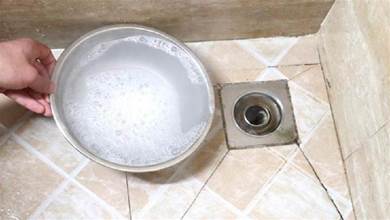 怎麼清都飄怪味？浴室排水孔「倒一碗自製水」 立刻不髒也不臭