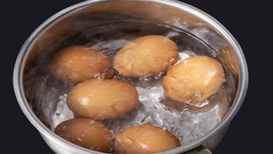 水煮雞蛋不要只用清水，多加一步，蛋殼一碰就掉，蛋黃鮮嫩營養好