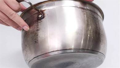 煮湯的鍋用久了，汙漬難清理，別再用鋼絲球清理了，教你一招輕鬆去除