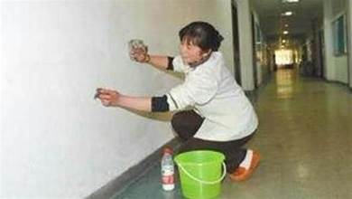 白牆髒了別用水擦，從保潔阿姨那偷學一招，和新刷白牆一樣乾淨