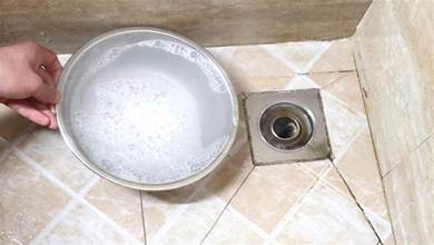 怎麼清都飄怪味？浴室排水孔「倒一碗自製水」， 立刻不髒也不臭，太厲害了，早知早受益